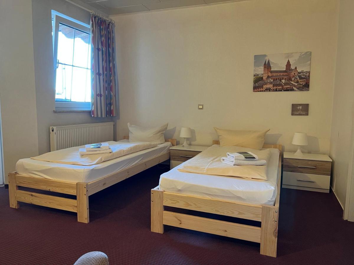 Hotel Schlosshof Dolgesheim Екстериор снимка